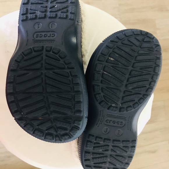 Junior Size 1 (size 3) Croc’s Navy Blue with fur. - Picture 3 of 5